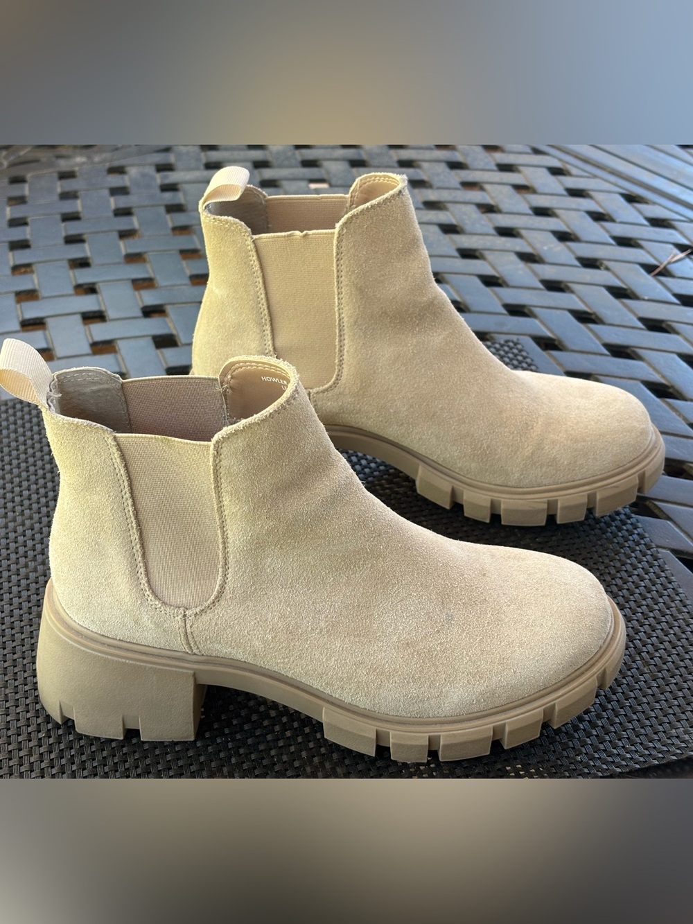 Steve Madden Chelsea Howler Ankle Boots -Sand Suede.Size 7.5 Excellent Condition
